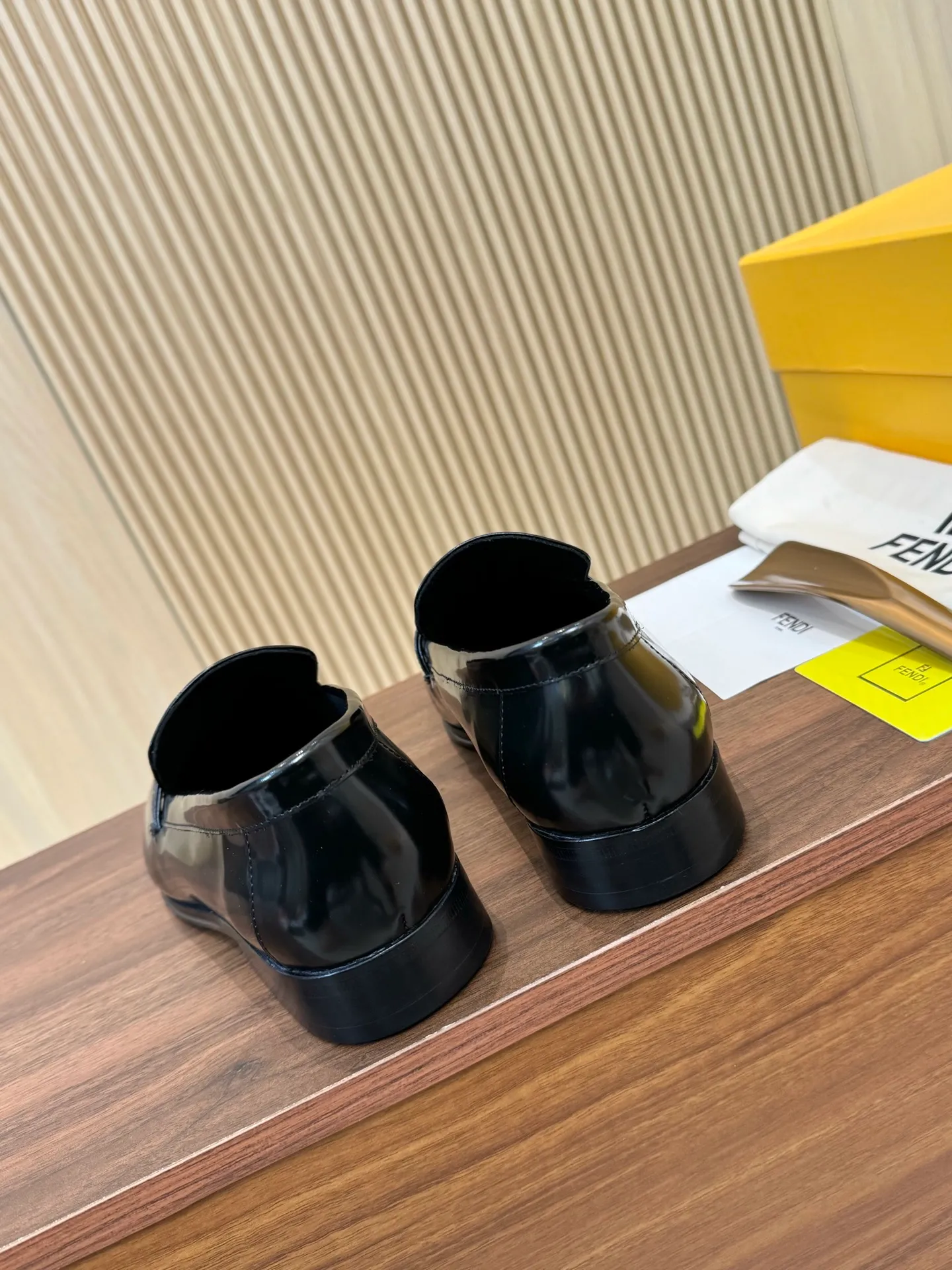 [FENDI] Top P: 980💰 ▪️Size: Men's 39-44. (Customized at 38.45.46) Fendi men's business casual leather shoes Imported brand cloth/calfskin/open edge beads/brand logo printing -Inside: Comfortable cowhide lining -Outsole: Genuine leather outsole with rubber backing embedded in the heel, perfect injection molding -Ultra-high quality control·Fine workmanship: highlighted (high-end·luxury·grade)
